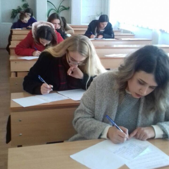 Студенти факультету філології і журналістики виконують завдання Конкурсу.